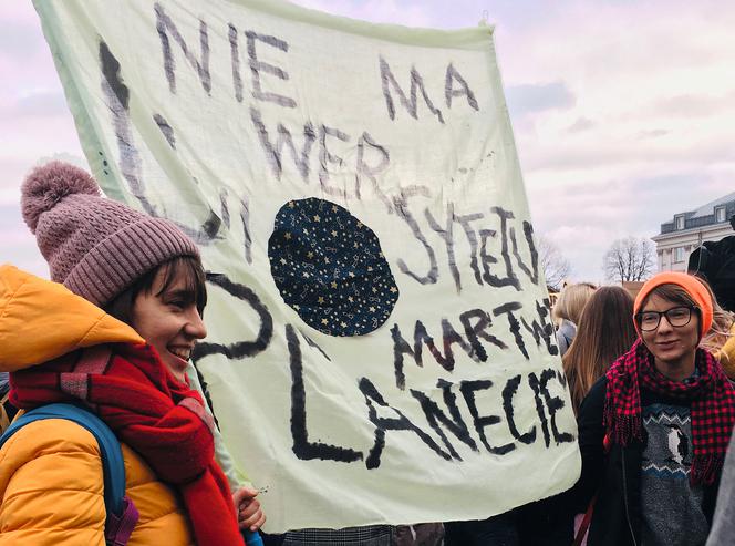 2 | Kulturoznawczynie, Weronika Parfianowicz i Kornelia Sobczak z transparentem: „Nie ma uniwersytetu na martwej planecie”