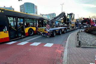 Groźny wypadek w Warszawie! Siedem osób rannych w zderzeniu autobusu z ciężarówką [ZDJĘCIA]