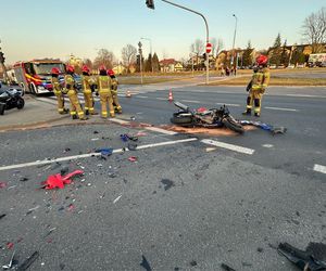 Śmiertelny wypadek na Ursynowie. Morocyklista wjechał w bok osobówki. Nie żyje