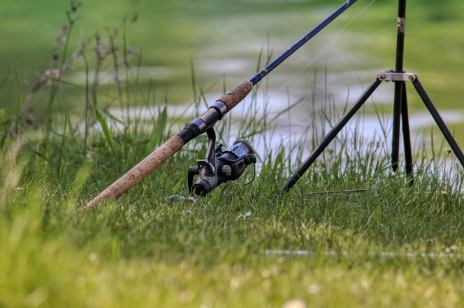 Z rzeki wyłowili ciało wędkarza. Łowił ryby i nagle zniknął. Tragedia k. Krosna Odrzańskiego 