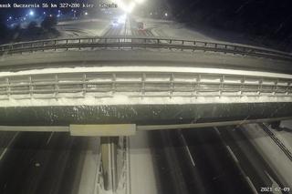 Trudne warunki na obwodnicy Trójmiasta we wtorek 9.02.2021 wieczorem, po trwających całą dobę intensywnych opadach śniegu
