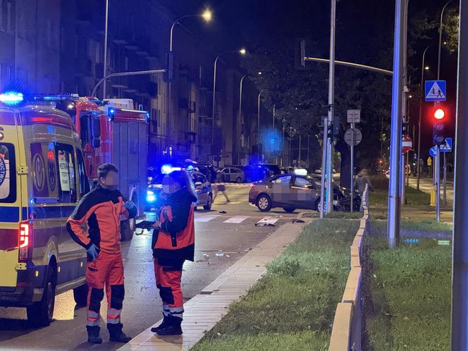 Koszmarny wypadek w Warszawie. Karetka pogotowia zderzyła się z taksówką. "W środku był pacjent" 