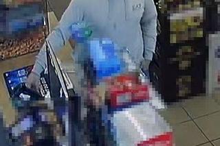 Nałogowy zdrapkowicz w oku kamery