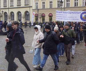 Polonez dla Fredry 2025 we Wrocławiu. Maturzyści zatańczyli na Rynku [ZDJĘCIA]