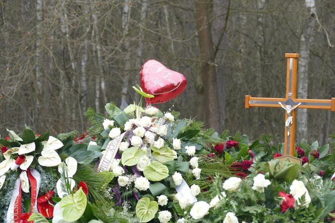 Fani pielgrzymują do grobu Krzysztofa Krawczyka