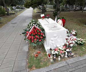 Tak wygląda grób Kornela Morawieckiego w 6. rocznicę śmierci. Pojawił się nietypowy wieniec