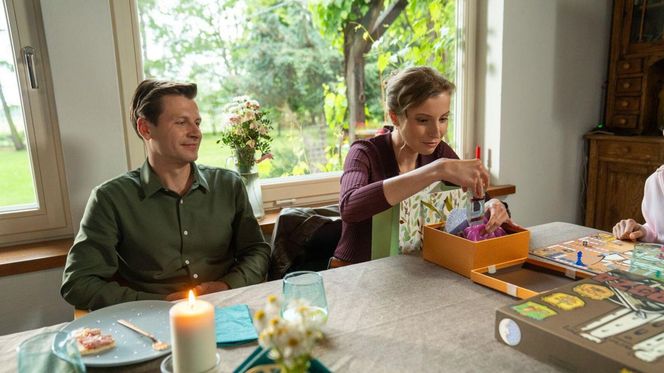 M jak miłość odc. 1886. Natalka (Dominika Suchecka), Adam Karski (Patryk Szwichtenberg)