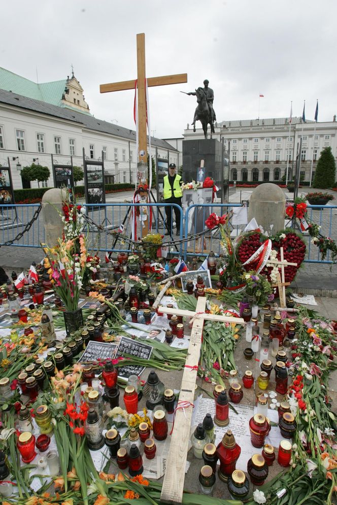 15. rocznica katastrofy smoleńskiej. Burzliwa historia krzyża sprzed Pałacu Prezydenckiego