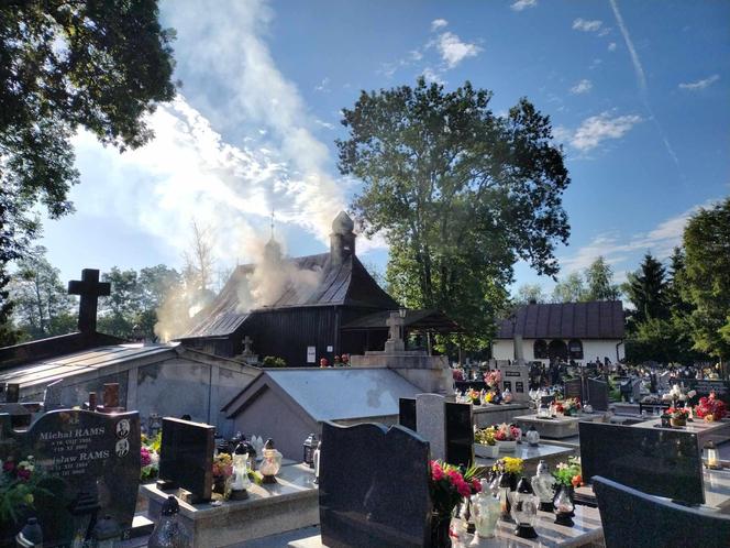 Pożar zabytkowego kościłoła na Helenie