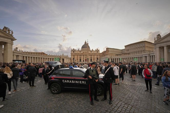 Snajperzy na dachach w Watykanie. "Nadzwyczajne środki"