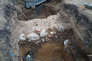 Giżycko. Niezwykłe odkrycie archeologiczne pod Placem Grunwaldzkim. Fragmenty budowli z XV wieku! [ZDJĘCIA]