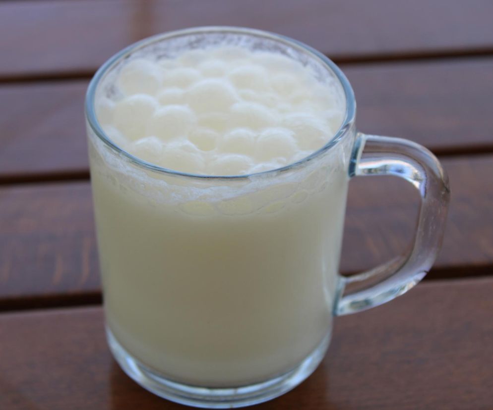 Nie wypijaj wszystkiego, zostaw pół szklanki i nałóż na włosy. Będą zdrowe i błyszczące