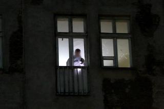 Ciała były zakopane na podwórku. Co się stało w kamienicy w Warszawie? Czy ciał może być więcej?