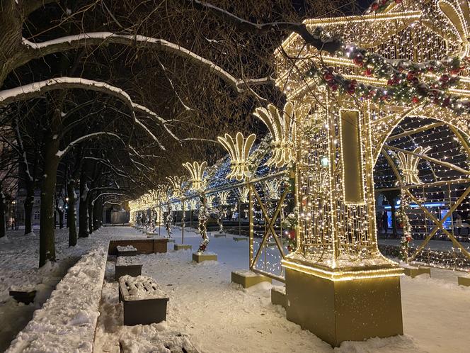 Warszawska iluminacja w śnieżny wieczór