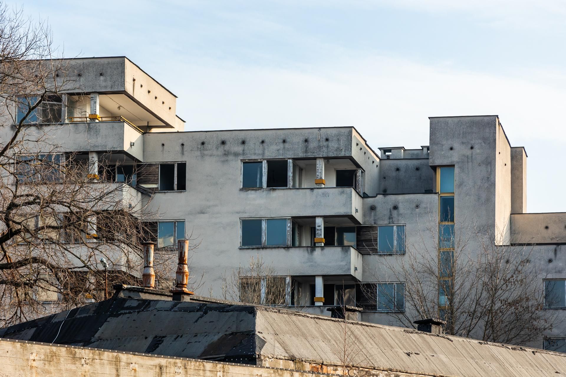 Szpiegowo, blok na Sobieskiego 100 w Warszawie