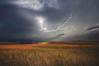 Ostrzeżenie IMGW. Nad Łódzkie nadciągają gwałtowne burze. Kiedy i gdzie uderzy nawałnica