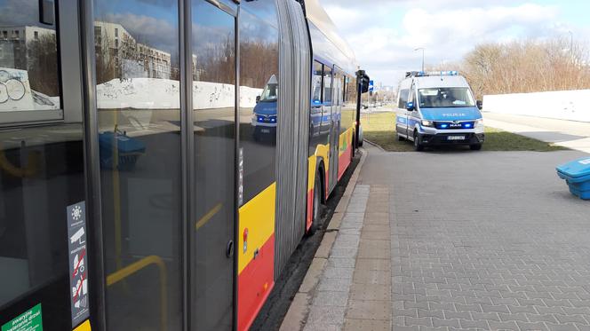 Czteromiesięczne dziecko wypadło z wózka podczas hamowania. Dramat w miejskim autobusie