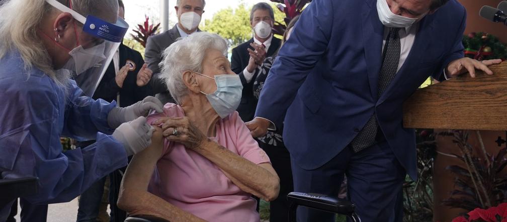 Seniorzy poczekają na szczepionki