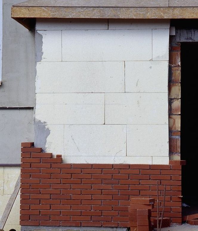 Jak i z czego budować ściany zewnętrzne trójwarstwowe?