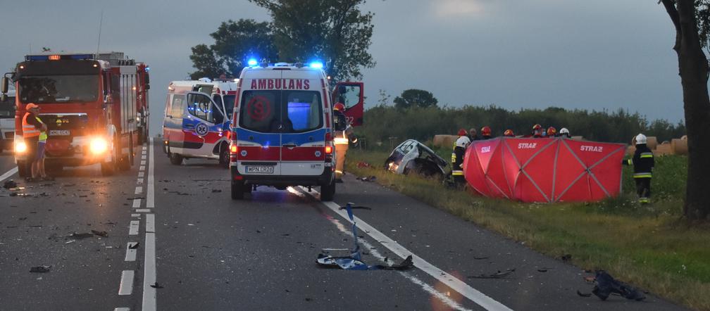 Kierowca ZGINĄŁ, pasażerowie ciężko ranni! Rozerwane auto! ZDJĘCIA z fatalnego wypadku pod Mławą