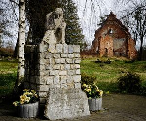 Ta malutka wieś powstała w XIV wieku. Skrywa ruiny gotyckiej świątyni