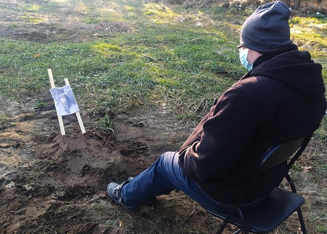 Pilnuje grobu Perełki, by nie zjadły jej dzikie zwierzęta. „Oprócz niej nie mam nikogo”