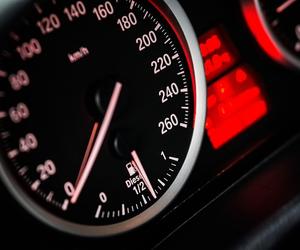  Zmniejsz prędkość na autostradach o co najmniej 10 km/h