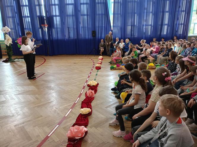 Na Ekologicznym Pokazie Mody w SP nr 10 w Siedlcach nie zabrakło strojów na każdą porę roku, wieczorowych, a nawet ślubnych!