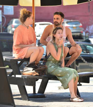 Paris Jackson z papierosem