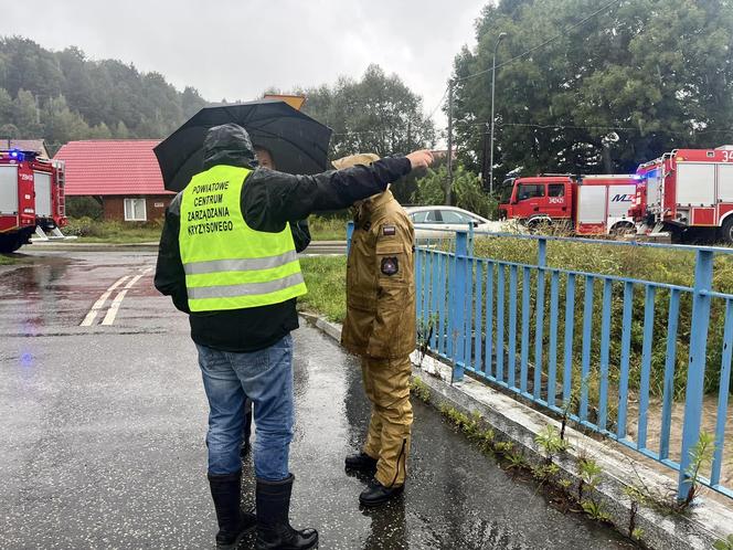 Przekroczone stany alarmowe na kilku rzekach, strażacy układają worki z piaskiem. Relacja live