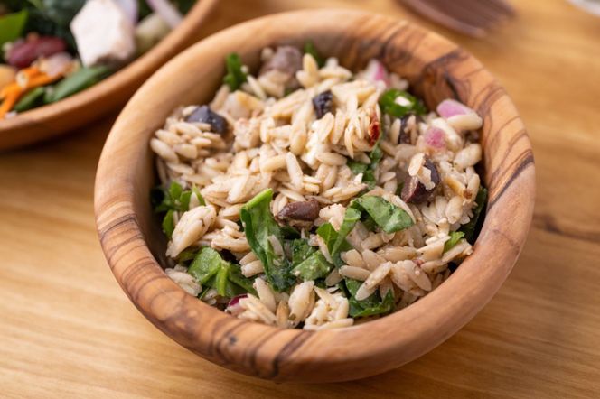 Sałatka z makaronu ryżowego, która znika z miski w 10 minut. Wystarczy jeden sprytny dodatek