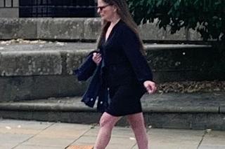 Zostawiła córkę samą w domu i poszła do pubu. Dziewczynka konała w męczarniach