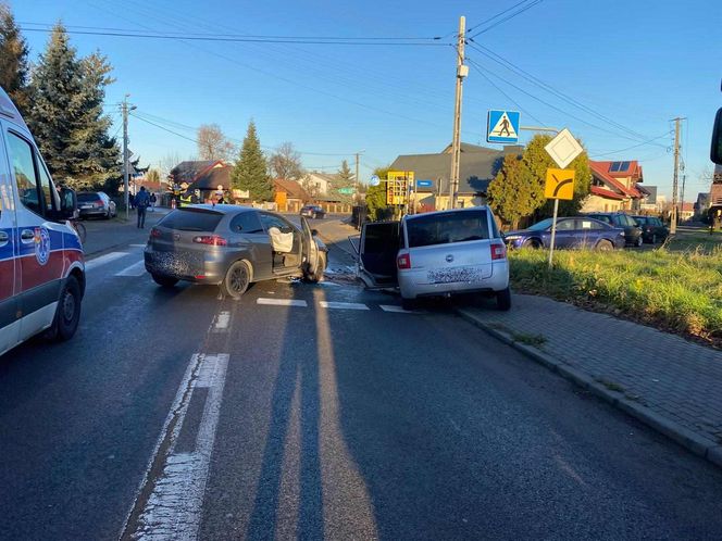 Czołowe zderzenie w Tarnowie. Są poszkodowani. 20-letni kierowca seata miał prawo jazdy od niespełna roku