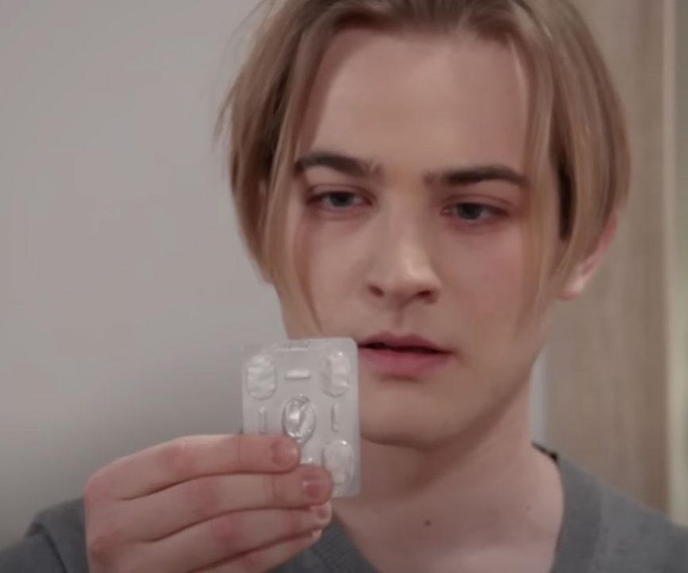 Pierwsza miłość, odcinek 3826: Biały (Kamil Paszczyk)