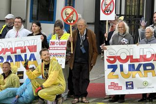 Żółto-niebieska niespodzianka dla rosyjskich dyplomatów. Barwy Ukrainy na asfalcie przed ambasadą Rosji 