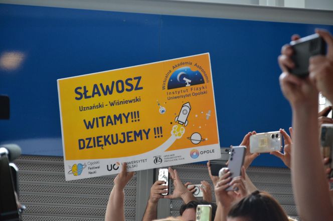 Powitanie Sławosza na warszawskim lotnisku