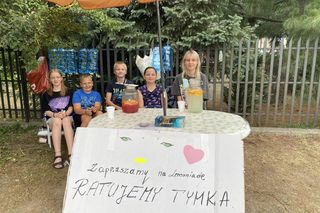 Sprzedają lemoniady, by wesprzeć zbiórkę chorego Tymka: Jest nam żal, że chłopiec, który jest naszym rówieśnikiem, potrzebuje pomocy