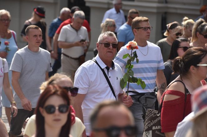 Marsz Milczenia dla Klaudii w Toruniu. „Niech nasza cisza przemówi głośniej niż słowa” [GALERIA]