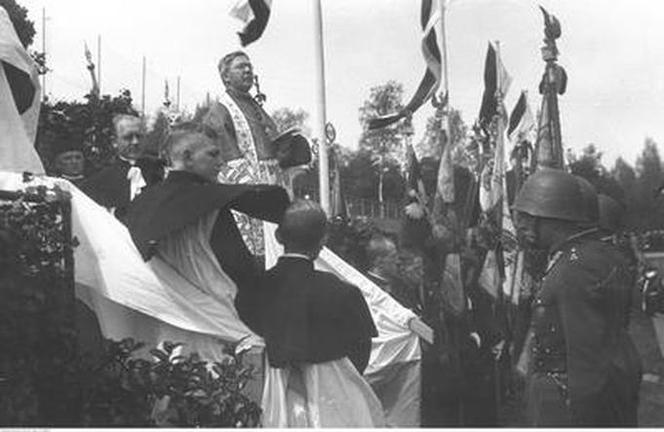 Uroczystości 3 Maja na starych fotografiach. Wielkie defilady i piękne stroje! [ZDJĘCIA]