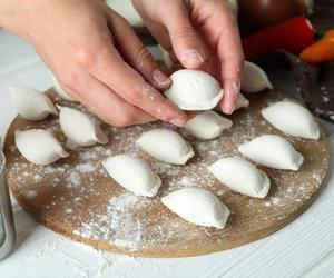 Ciasto na pierogi Magdy Gessler. Miękkie i elastyczne ciasto pierogowe z 3 składników