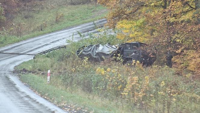 Wypadek w pobliżu Konotopu - wojskowa ciężarówka w rowie 