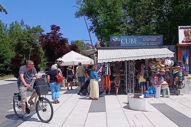 Wakacyjne pamiątki na straganach w nadmorskich kurortach