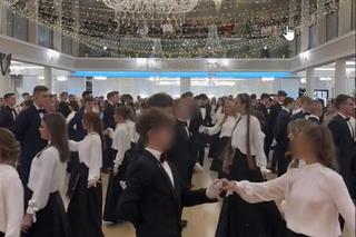 To nagranie ze studniówki zachwyca! Polonez  jak z innych czasów.  Białe bluzki, czarne spódnice