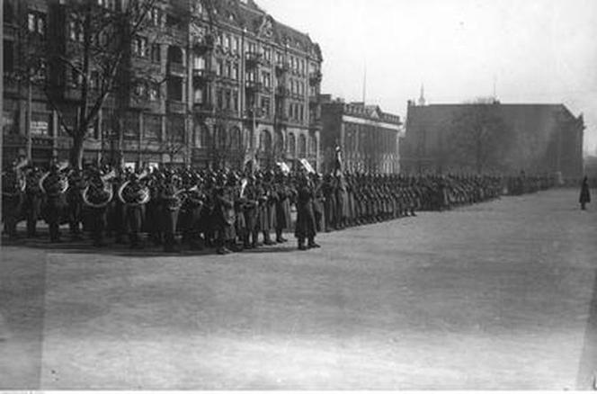 WYJĄTKOWE zdjęcia z placu Wolności w Poznaniu. Tak świętowano tam przed wojną