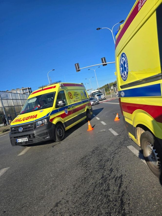 Potworny wypadek w Warszawie. Roztrzaskane trzy samochody, w tym jeden radiowóz. Policjanci trafili do szpitala