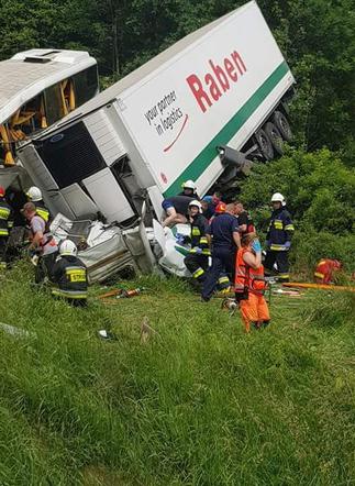 Na Zakopiance autokar zderzył się z ciężarówką. Wśród rannych są dzieci