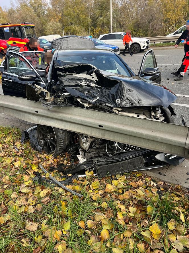 Kluczowa droga w Warszawie zablokowana. Poważny wypadek na Wisłostradzie