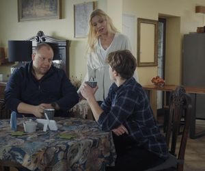 M jak miłość, odcinek 1857: Tadeusz (Bartłomiej Nowosielski), Kacper (Bartosz Ziewiec), Jagoda (Katarzyna Kołeczek)