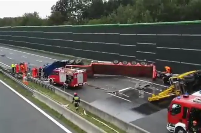 Wypadek na A4. Przewrócona laweta z koparką. Zabrze