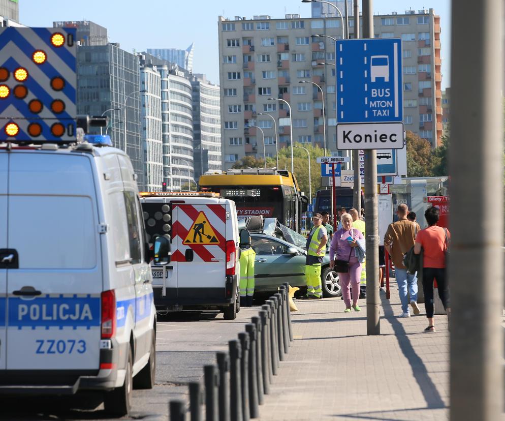 Wypadek w Alejach Jerozolimskich. Samochód uderzył w autobus. Kierowca osobówki nie żyje